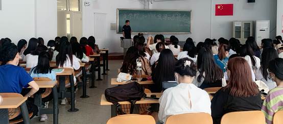 一群人在房间里的桌子和椅子中度可信度描述已自动生成