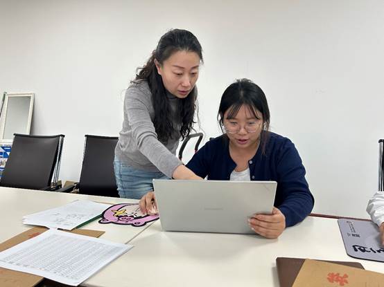 桌子上放着笔记本电脑的女人低可信度描述已自动生成