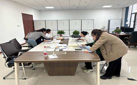 几个人在桌子前描述已自动生成