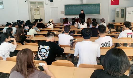 会议室里的人们描述已自动生成