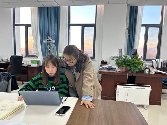 桌子上放着笔记本电脑前的人中度可信度描述已自动生成