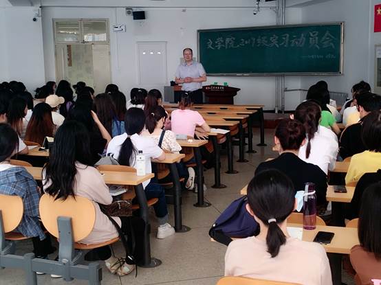 一群人在房间里的桌子和椅子中度可信度描述已自动生成