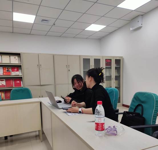 桌子上有一些人在房间里中度可信度描述已自动生成